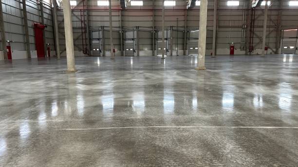 industriegebäude oder moderne fabrik für die herstellung von produktionsstätten oder großen lagerhäusern, polierter betonboden, sauberer zustand und platz für die präsentation von industrieprodukten oder industriehintergrund. - betonboden stock-fotos und bilder