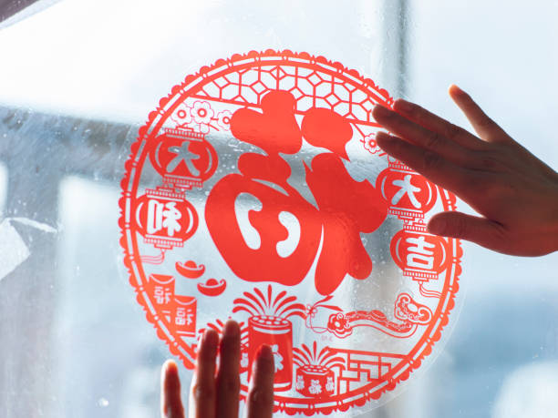 Cutting and pasting window decorations during the Spring Festival