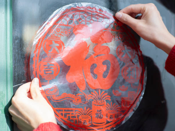 Cutting and pasting window decorations during the Spring Festival