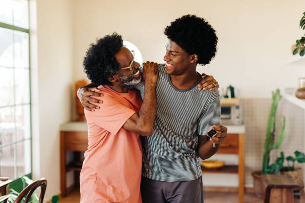 père et fils joyeux : créer des liens et sourire ensemble à la maison - fils de photos et images de collection