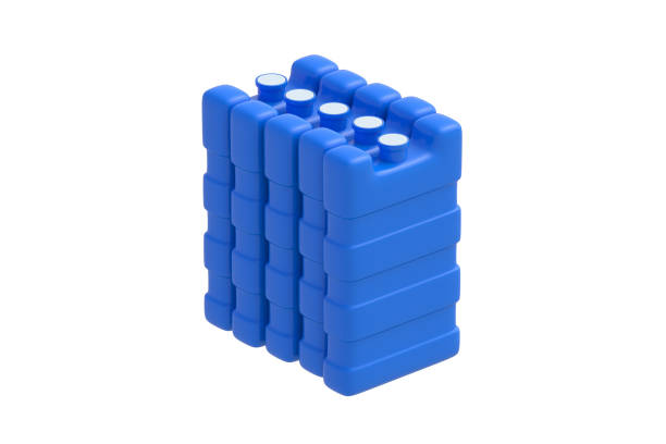 reihe von eisbeuteln isoliert auf weißem hintergrund. kältespeicher. ein kühlblock. kühlflasche für essen und trinken. halter für niedrige temperaturen. 3d-rendering - cool-pack stock-fotos und bilder