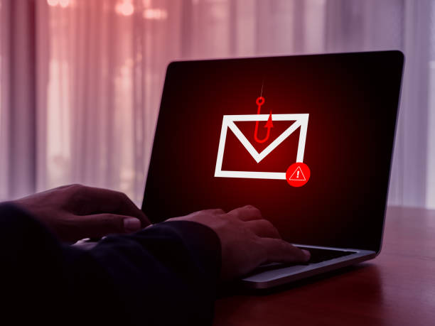 E-mail spam phishing scammer concept. Red warning symbol on envelope in fishing hook icon as bait on laptop screen, criminal hacker cyberattack sending scam malware spreading virus sms text message. concepto de estafador de phishing de spam de correo electrónico. símbolo de advertencia rojo en el sobre en el icono del anzuelo de pesca como cebo en la pantalla de la computadora portátil, ciberataque de hacker criminal que envía malware fraudulento