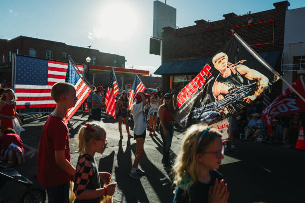 american presidential election propaganda at 4th of july parade - donald trump presidente dos estados unidos imagens e fotografias de stock
