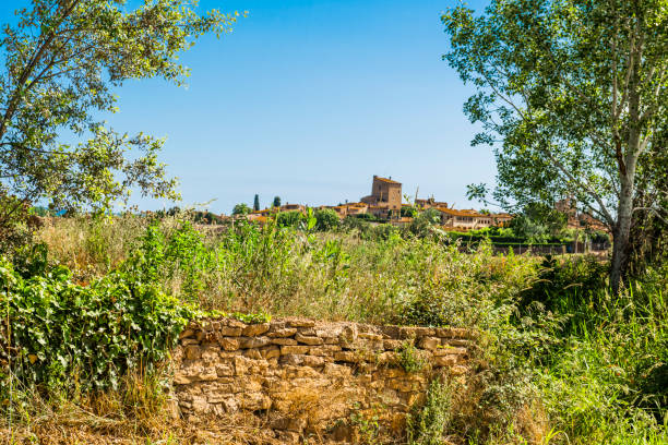 From Palau Sator to Peratallada walking through the field