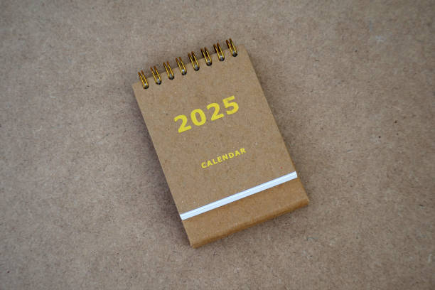 istock 2025 desk calendar on recycled board 2181407427