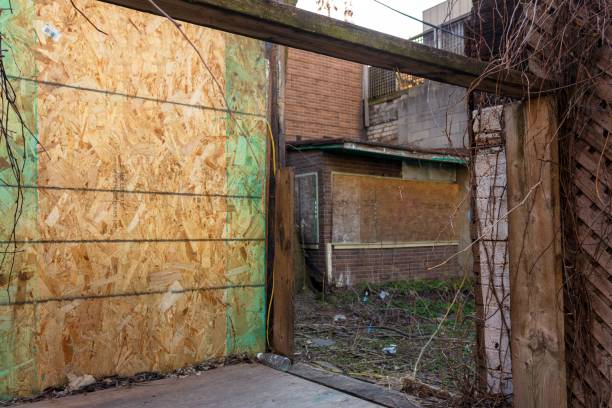 istock An abandoned house in a city 2181410893