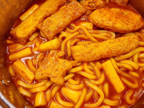 Rabokki combines Korean ramen noodles with chewy tteok (rice cakes) in a spicy-sweet gochujang sauce. Often loaded with fish cakes, veggies, and boiled eggs, this popular Korean street food is a comforting, flavor-packed dish with the perfect blend of heat and richness. rabokki combina fideos ramen coreanos con tteok masticables (pasteles de arroz) en una salsa gochujang picante y dulce. a menudo cargado de pasteles de pescado, verduras y huevos duros, esta popular comida callejera coreana es un plato reconfortante y llen