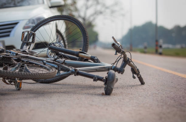 incidente d'auto con bicicletta sulla strada a causa della guida in stato di ebbrezza. - incidente foto e immagini stock