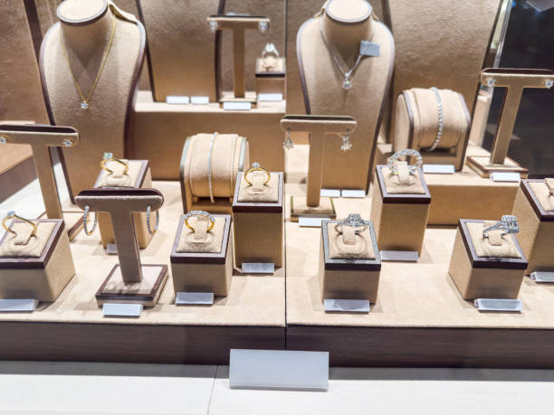 Showcase with luxury golden diamond necklaces, bracelets and earrings in a jewellery shop Showcase with luxury golden diamond necklaces, bracelets and earrings in a jewellery shop. Shopping concept jewelry store stock pictures, royalty-free photos & images