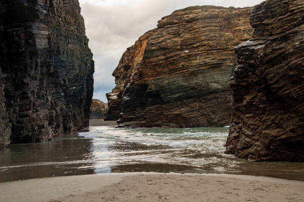 Special caution should be taken when visiting the beach of Las Catedrales, as you may find yourself trapped, due to the rising high tide.