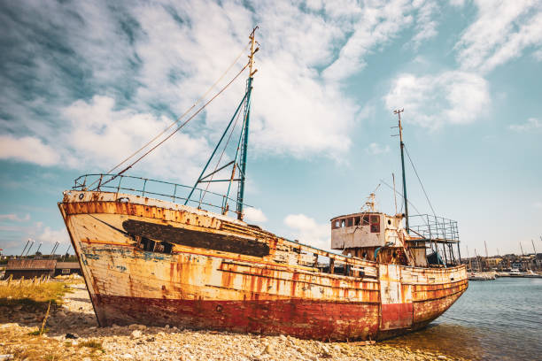 Wreck of an abandoned wooden fishing boat in the harbour of Camaret-sur-Mer, France Wreck of an abandoned wooden fishing boat in the harbour of Camaret-sur-Mer, Brittany, France wrecked wood boat stock pictures, royalty-free photos & images