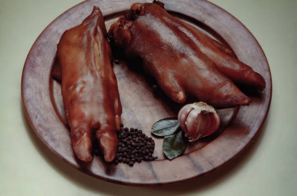 Pig's foot with a seasoning suggestion: black pepper, bay leaves and garlic.