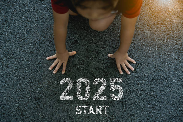 Top view. Sport girl kid runner foot shoe start into the new year 2025. Start up of runner girl running on nature race track go to Goal of Success. Runner running as part of Number 2025. vista superior. zapatilla deportiva de pie de corredor para niños para niños comienza en el nuevo año 2025. puesta en marcha de una chica corredora corriendo en la pista de carreras de la naturaleza ir a la meta del éxito. corredor corriendo como parte