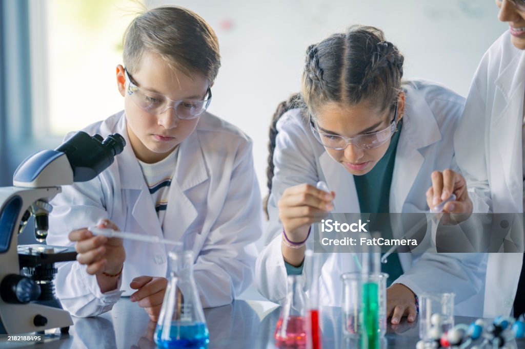 Class Def Science Elementary Science Class Stock Photo - Download Image Now - 12-13 Years ...