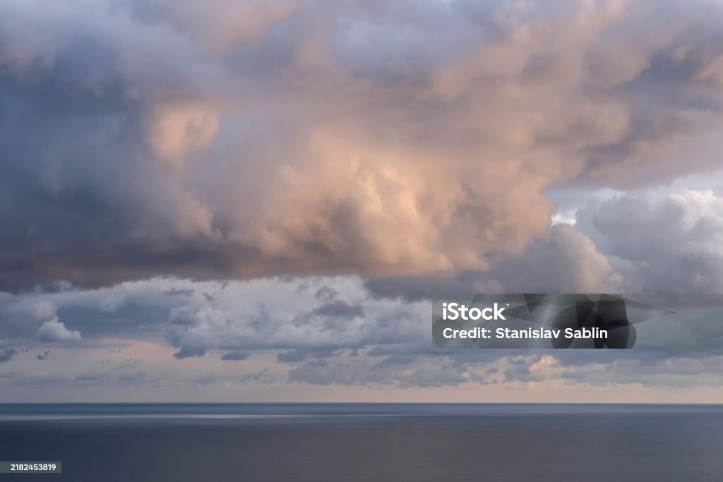 Dramaattinen auringonlasku taivaan ja pilvien hämäränsinisellä värillä. - Rojaltivapaa avainsanalla Aamu ja tyyppiä Kuvapankin valokuva Dramaattinen auringonlasku taivaan ja pilvien hämäränsinisellä värillä. - Rojaltivapaa avainsanalla Aamu ja tyyppiä Kuvapankin valokuva