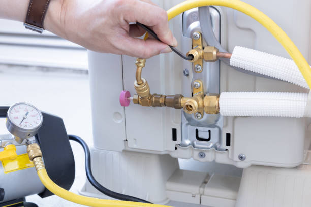 Técnico reparando termo eléctrico en Gijón