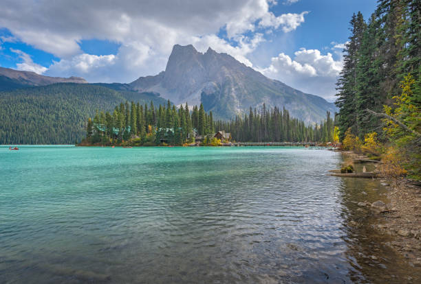 istock Autumn View of Emerald Lake 2182633619