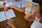 zwei-personen-arbeiten-gemeinsam-an-mathe-hausaufgaben.jpg?b=1&s=170x170&k=20&c=dYkrfz8xmkEgqzQDBvfW02IOtsdOTsHhoIH_WbQ07JY=