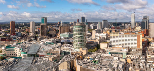 letecký pohled na býčí arénu v birminghamu a vlakové nádraží new street v panoramatu města - the-rotunda - stock snímky, obrázky a fotky