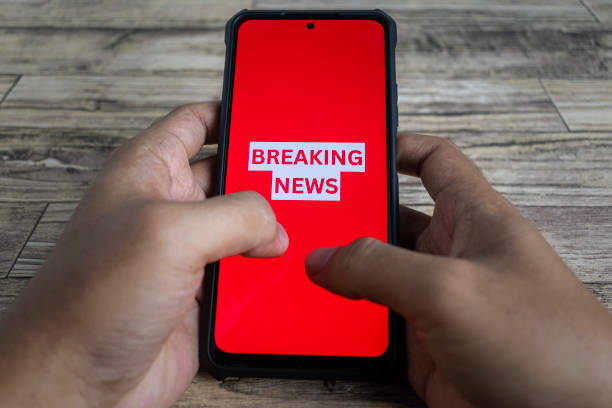 istock breaking news text in phone 2183177016