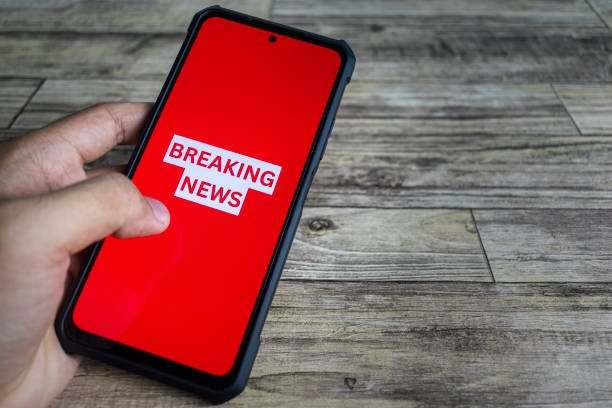 istock breaking news text in phone 2183177019
