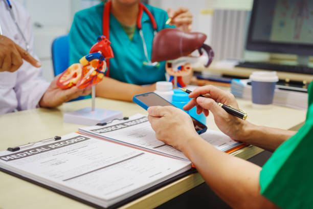 Three doctors meet at hospital desks, discussing cardio-liver disease complexities,including HCV-related heart disease, myocardial hypertrophy, tricuspid regurgitation, emphasizing treatment options tres médicos se reúnen en los escritorios del hospital, discutiendo las complejidades de la enfermedad cardiohepática, incluida la enfermedad cardíaca relacionada con el vhc, la hipertrofia miocárdica, la regurgitación tricuspídea, enfatizando las o