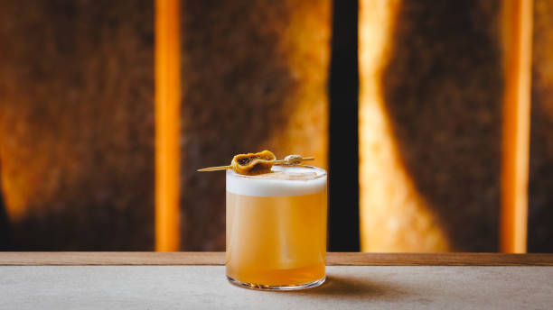 Coquetel Paper Plane: Whisky, Limão e Bitters Equilibrado - receita deliciosa profissional - passo 3