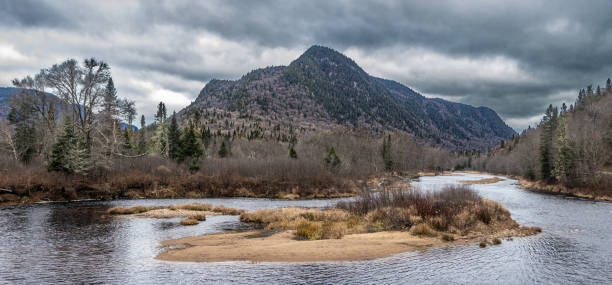 Autumn landscape in the beautiful Jacques-Cartier National Park in Quebec, Canada. Jacques-Cartier National Park offers a magnificent landscape with a vast mountainous plateau fractured by several valleys. The most spectacular is the Jacques-Cartier Valley, it has a trench more than 550 m deep, crossed by a river of the same name, alternately calm and wild. north quebec stock pictures, royalty-free photos & images