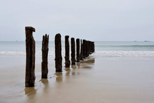 istock Plage de Saint-Malo et brise-lames 2183296016