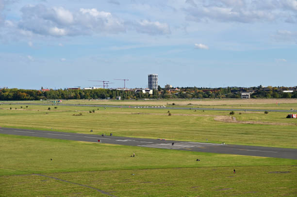 istock Park Tempelhofer Feld in Berlin 2183357074