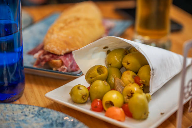 Pausa con olive e jamon in Spagna