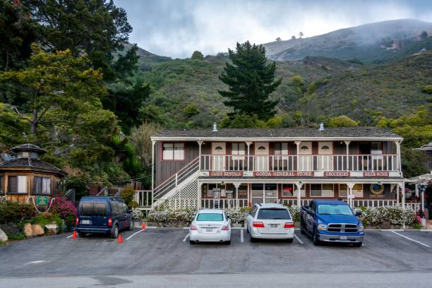 Shot of a Gorda motel and gas station along Pacific Coast Highway in Big Sur gorda, United States – June 23, 2014: A shot of a Gorda motel and gas station along Pacific Coast Highway in Big Sur roadside motel stock pictures, royalty-free photos & images