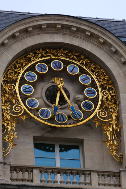 istock Clock, rue des Italiens, Paris: 9th arrondissement 2183683948