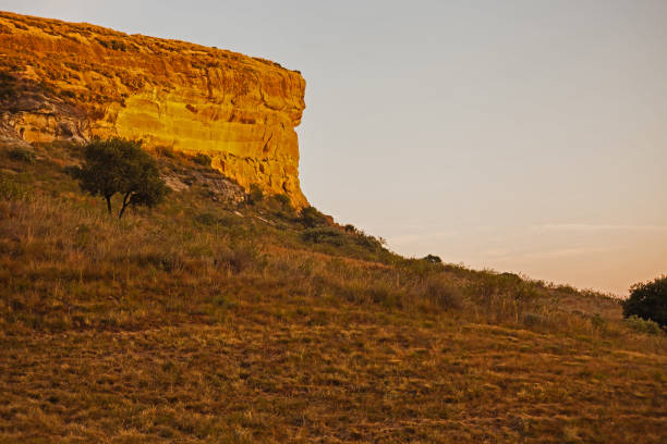 istock Drakensberg Sandstone cliff 16019 2183866982