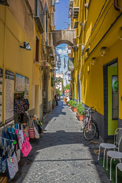 Procida: Stretto vicolo caratterizzato dai suoi colori