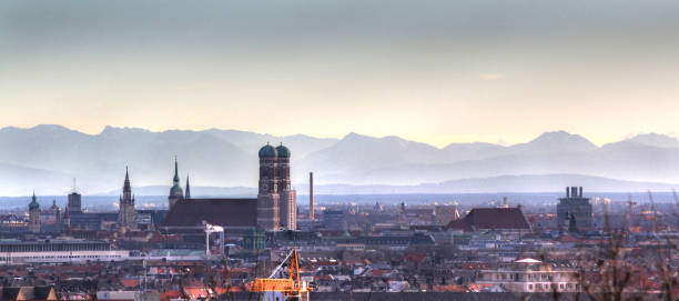 Bayerische Landeshauptstadt München - Panorama mit Alpen