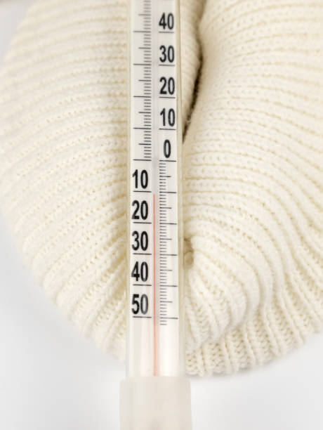termometer pada topi musim dingin menunjukkan suhu rendah 11 derajat celcius. konsep dingin di musim dingin. - 0 11 bulan foto potret stok, foto, & gambar bebas royalti