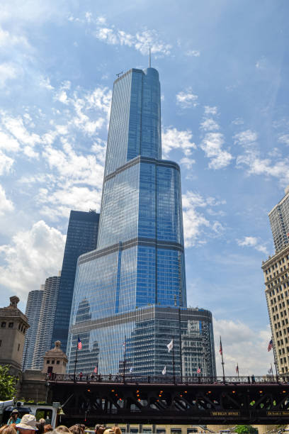 sunny day at trump international hotel and tower - chicago - donald trump presidente dos estados unidos imagens e fotografias de stock