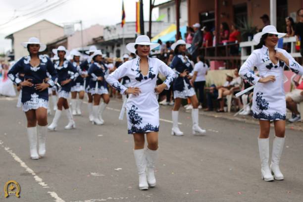 Desfile patriotico en la ciudad de la Villa de Los Santos, Panamá, el 10 de noviembre de 2024. Aparecen varias señoritas desfilando con vestidos típicos blancos y azules. El desfile es algo típico de las celebraciones de noviembre. Se llevo a cabo el 10 de noviembre de 2024.