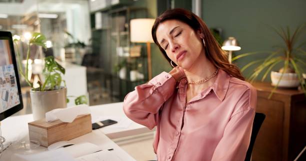 Stress, neck pain and businesswoman in office at night for finance report deadline with burnout. Bad posture, overtime and female financial planner with fatigue for international investment client. estrés, dolor de cuello y mujer de negocios en la oficina por la noche para la fecha límite del informe financiero con agotamiento. mala postura, horas extras y planificadora financiera femenina con cansancio para cliente de inversión internacional.