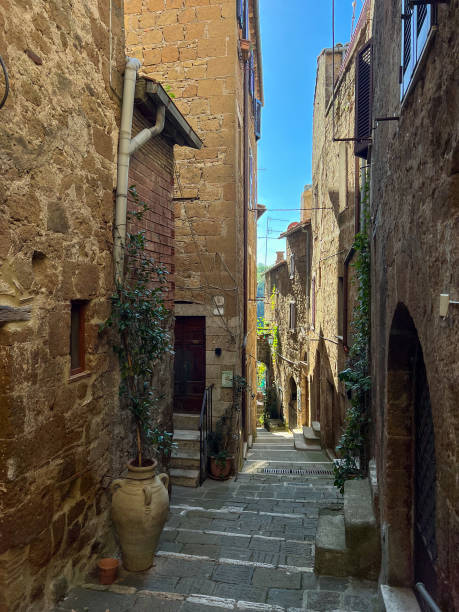 istock Ptitigliano street 2184619187