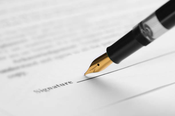 firmando documento notarial con pluma estilográfica, primer plano. espacio para texto - acuerdo fotografías e imágenes de stock