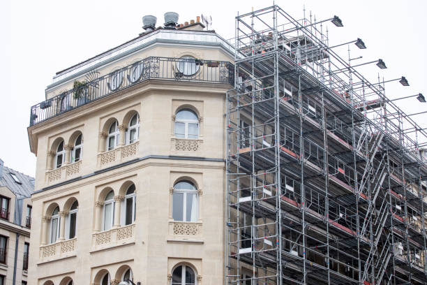 istock Scaffolding on a traditional style Paris building 2184692220