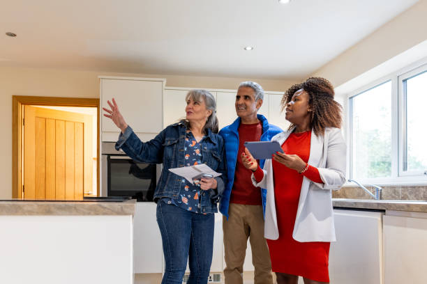 istock Viewers Asking Questions about a Property 2184748600