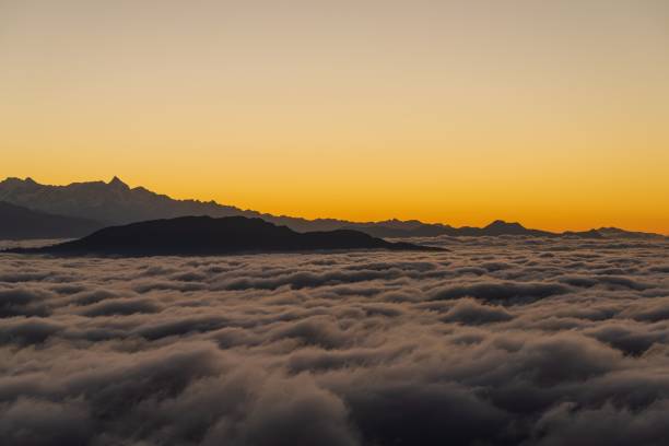 Morning scenery of a mountain ridge full of clouds VD702
