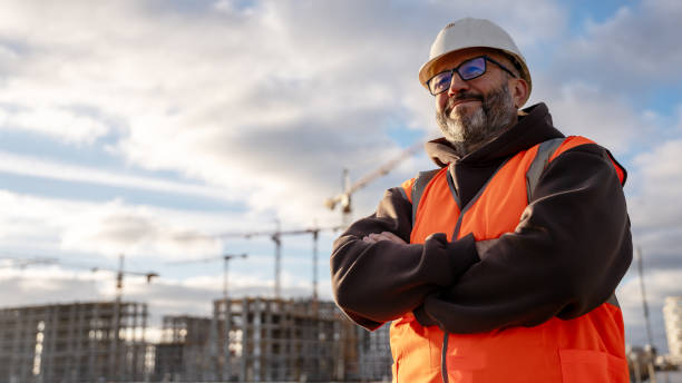 pekerja konstruksi tersenyum di lokasi konstruksi - arsitek foto potret stok, foto, & gambar bebas royalti