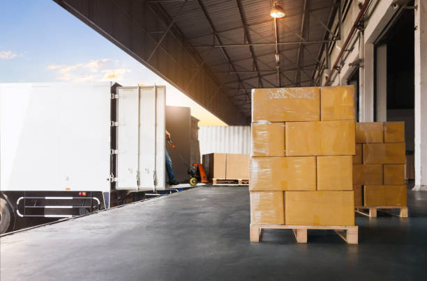 package boxes wrapped plastic stacked on pallets. loading goods into container trucks. distribution warehouse shipping, supply chain supplies, shipment. freight truck logistics transportation. - yüklenmek stok fotoğraflar ve resimler