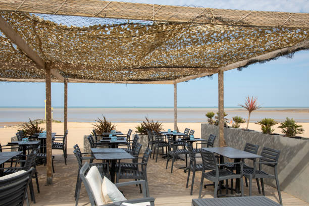 terrasse restaurant bar avec accès direct sur la plage de sable de l’océan à châtelaillon-plage france côte atlantique - châtelaillon plage photos et images de collection