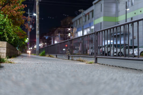 Back alley scenes at night when no one is around.