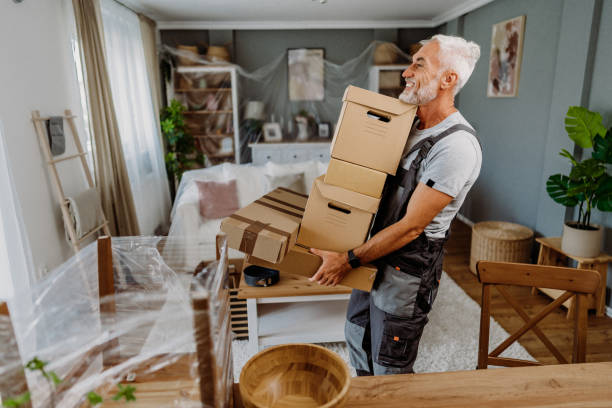 istock Moving to a new house 2185022787